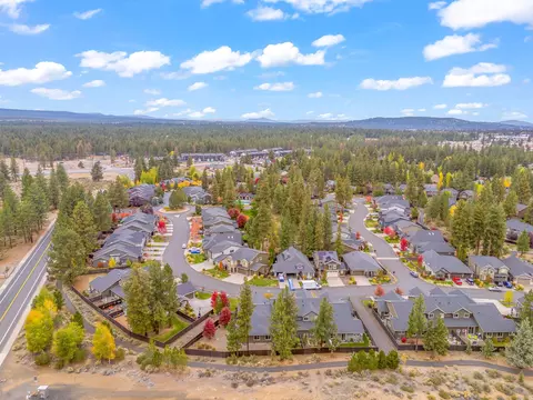 View/Area - 60383 Hedgewood Ln, Bend, OR 97702 photo 3 of 6