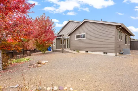 Exterior - 60383 Hedgewood Ln, Bend, OR 97702 photo 5 of 9