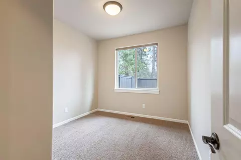 Bedroom - 60383 Hedgewood Ln, Bend, OR 97702 photo 5 of 6