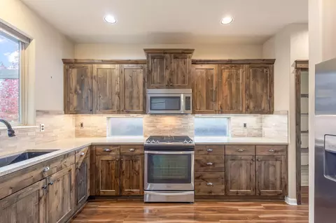 Kitchen - 60383 Hedgewood Ln, Bend, OR 97702 photo 3 of 3