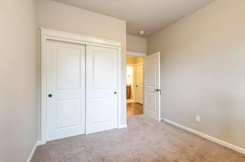 Bedroom - 60383 Hedgewood Ln, Bend, OR 97702 photo 4 of 6