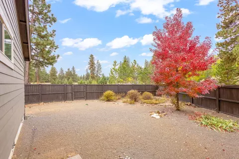 Exterior - 60383 Hedgewood Ln, Bend, OR 97702 photo 4 of 9