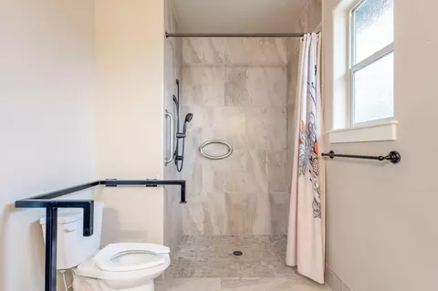 Bath - 60383 Hedgewood Ln, Bend, OR 97702 photo 2 of 3