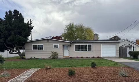 840 Ash St, Central Point, OR 97502