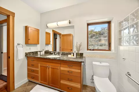 Bath - 17252 N Applegate Rd, Grants Pass, OR 97527 photo 3 of 5