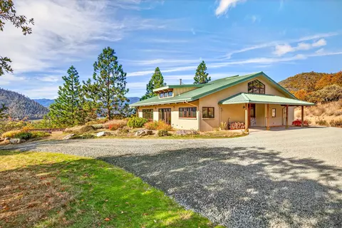 Exterior - 17252 N Applegate Rd, Grants Pass, OR 97527 photo 5 of 12