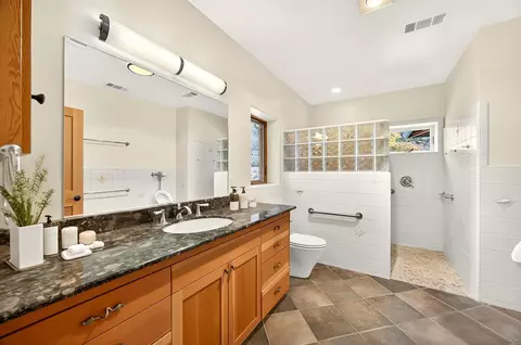 Bath - 17252 N Applegate Rd, Grants Pass, OR 97527 photo 5 of 5