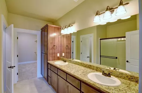 Bath - 179 Skyhawk Dr, Eagle Point, OR 97524 photo 1 of 2