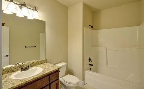 Bath - 179 Skyhawk Dr, Eagle Point, OR 97524 photo 2 of 2
