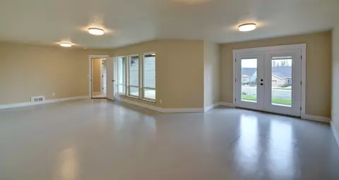 Living - 179 Skyhawk Dr, Eagle Point, OR 97524 photo 2 of 5