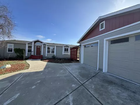 1333 Carlson Dr, Medford, OR 97501