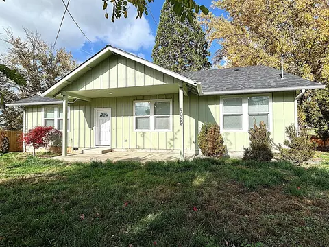 4059 Fern Valley Rd, Phoenix, OR 97535