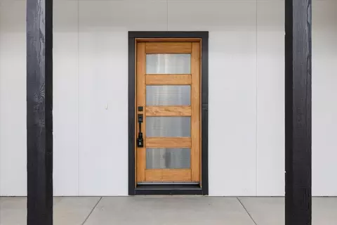 Entry Way - 429 Arrowhead Trl, Eagle Point, OR 97524 photo 1 of 3
