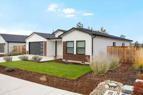 Exterior - 429 Arrowhead Trl, Eagle Point, OR 97524 photo 2 of 6