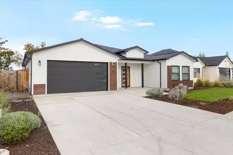 429 Arrowhead Trl, Eagle Point, OR 97524