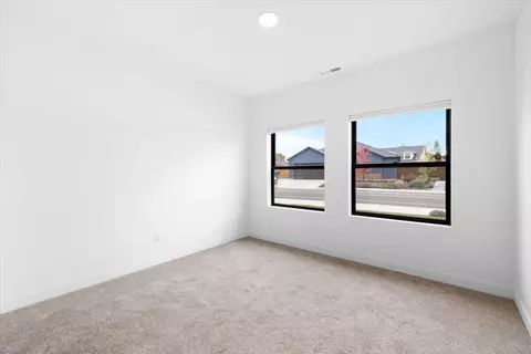 Bedroom - 429 Arrowhead Trl, Eagle Point, OR 97524 photo 2 of 4
