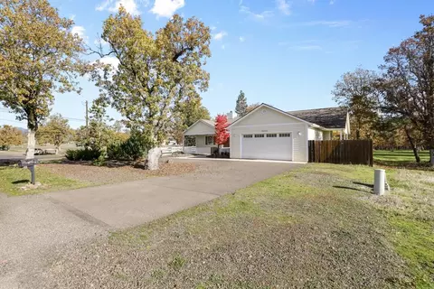 6400 Rogue River Dr, Shady Cove, OR 97539