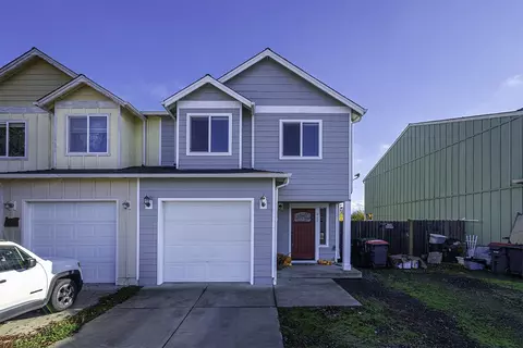 887 Silver Fox Dr, Central Point, OR 97502