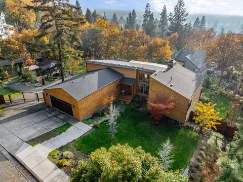 1710 NE Sunset Ln, Grants Pass, OR 97526