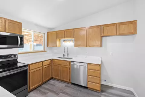 Kitchen - 15711 Deedon Rd, La Pine, OR 97739 photo 2 of 3