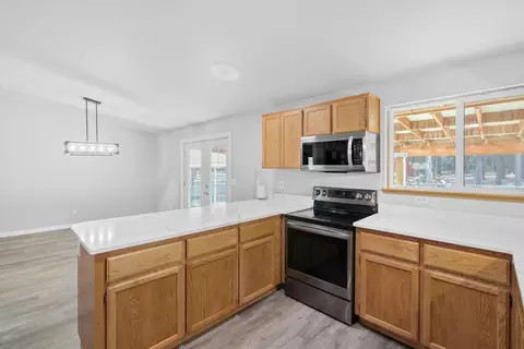 Kitchen - 15711 Deedon Rd, La Pine, OR 97739 photo 1 of 3