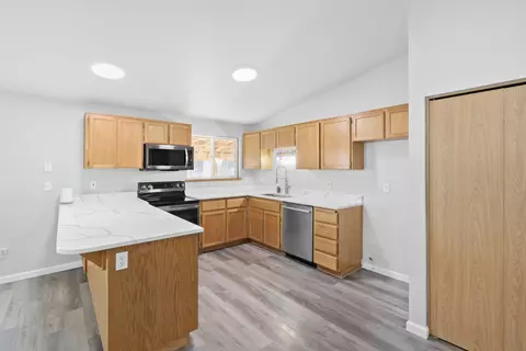 Kitchen - 15711 Deedon Rd, La Pine, OR 97739 photo 3 of 3