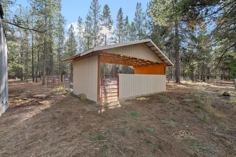 Exterior - 15711 Deedon Rd, La Pine, OR 97739 photo 3 of 5