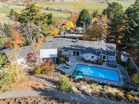 2820 David Ln, Medford, OR 97504