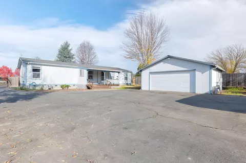 1418 SW Redfin Ln, Grants Pass, OR 97527