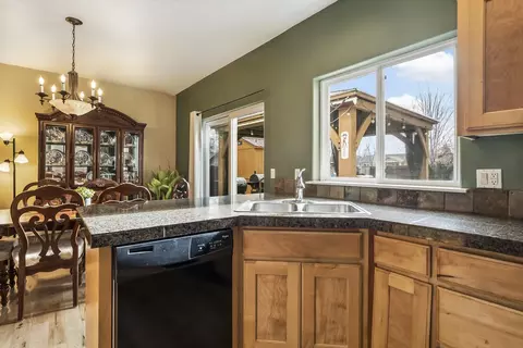 Kitchen - 20663 Jayhawk Ln, Bend, OR 97702 photo 4 of 5