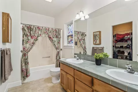 Bath - 20663 Jayhawk Ln, Bend, OR 97702 photo 1 of 3