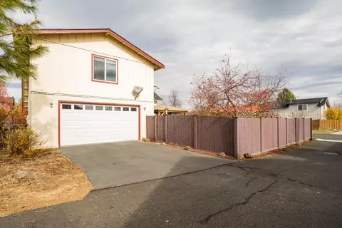 Exterior - 20663 Jayhawk Ln, Bend, OR 97702 photo 10 of 13
