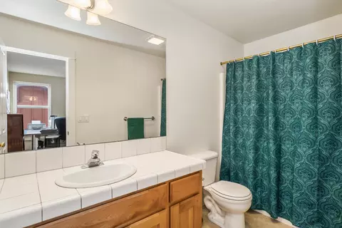 Bath - 20663 Jayhawk Ln, Bend, OR 97702 photo 3 of 3