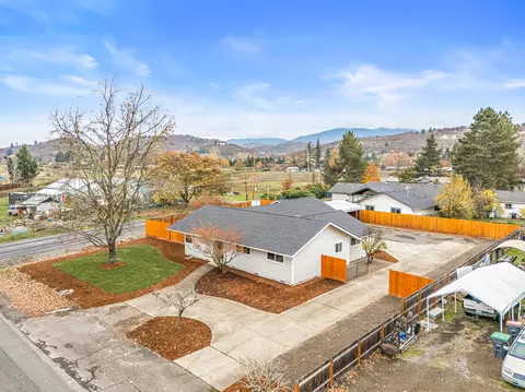 1905 Archer Dr, Medford, OR 97501