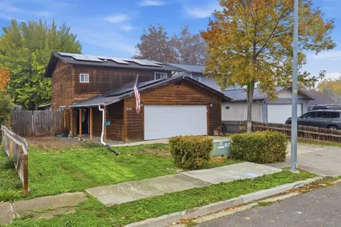 650 Sarah Ln, Eagle Point, OR 97524