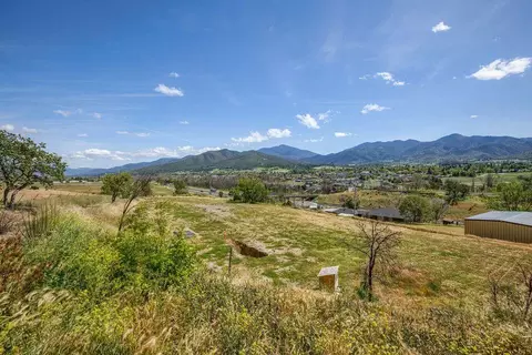 695 Suncrest Rd, Talent, OR 97540