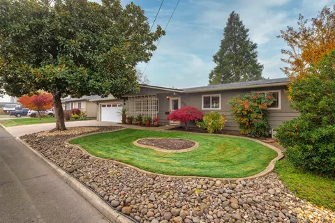 905 Comet Ave, Central Point, OR 97502