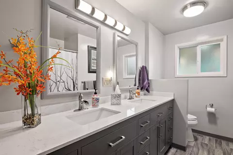 Bath - 905 Comet Ave, Central Point, OR 97502 photo 1 of 2