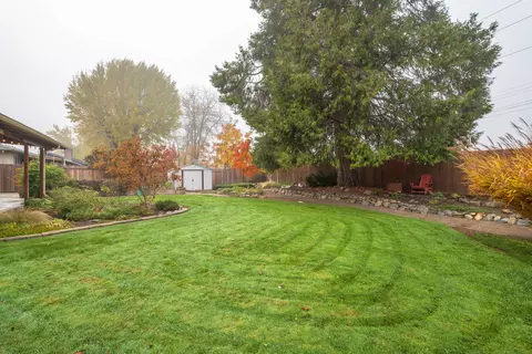Exterior - 905 Comet Ave, Central Point, OR 97502 photo 3 of 10