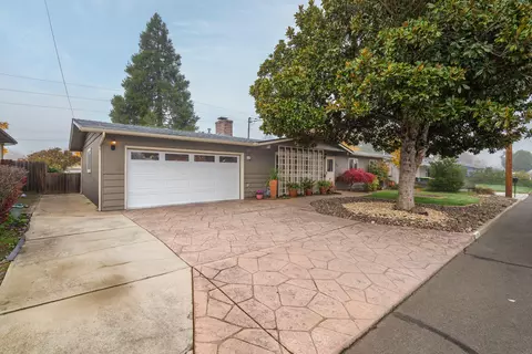 Exterior - 905 Comet Ave, Central Point, OR 97502 photo 9 of 10
