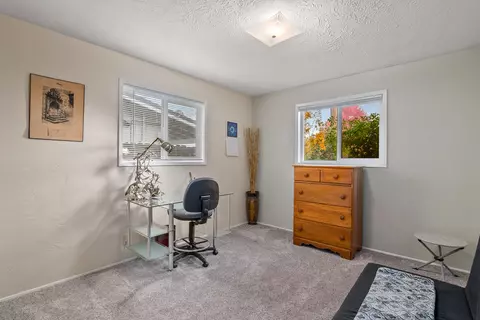 Bedroom - 905 Comet Ave, Central Point, OR 97502 photo 3 of 6