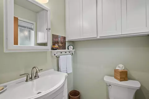 Bath - 905 Comet Ave, Central Point, OR 97502 photo 2 of 2
