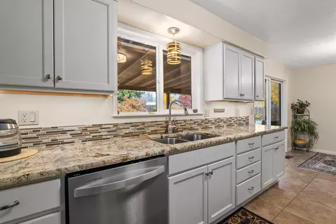 Kitchen - 905 Comet Ave, Central Point, OR 97502 photo 3 of 4