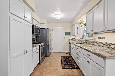 Kitchen - 905 Comet Ave, Central Point, OR 97502 photo 1 of 4