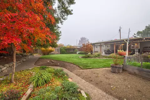 Exterior - 905 Comet Ave, Central Point, OR 97502 photo 5 of 10