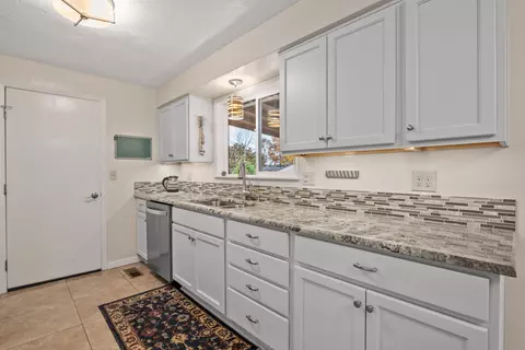 Kitchen - 905 Comet Ave, Central Point, OR 97502 photo 2 of 4
