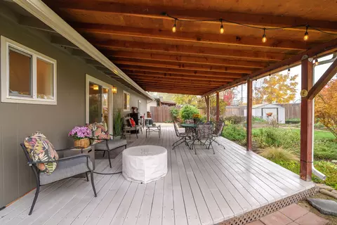 Exterior - 905 Comet Ave, Central Point, OR 97502 photo 2 of 10