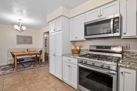Kitchen - 905 Comet Ave, Central Point, OR 97502 photo 4 of 4