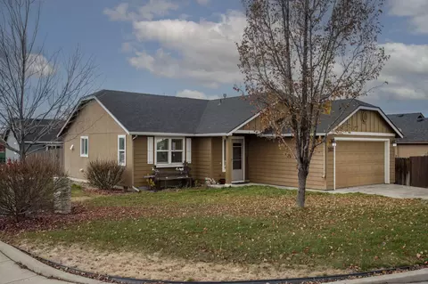 2607 NE 5th St, Redmond, OR 97756