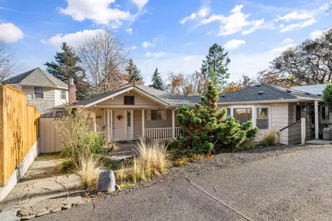 560 Woodberry Ln, Jacksonville, OR 97530